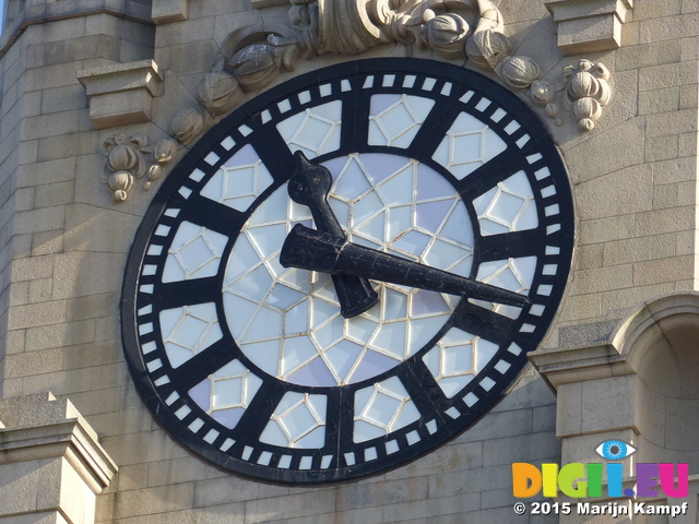 FZ024065 Clock face on Royal Liver Building, Liverpool